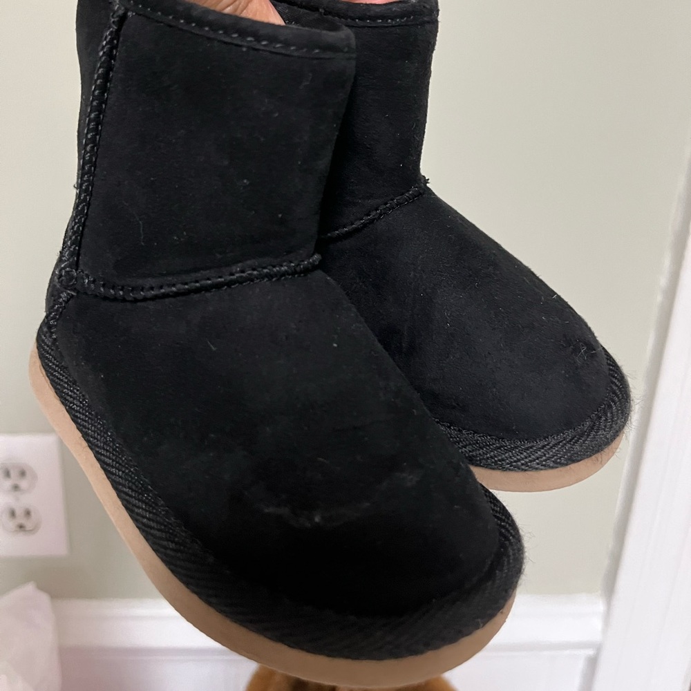 Black winter boots. Toddler size 6